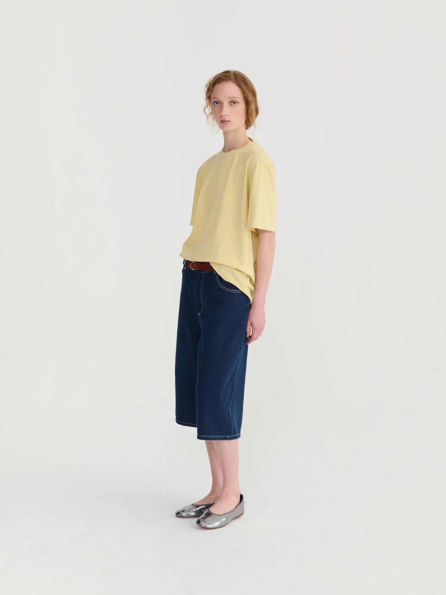 Contrast-stitching denim bermuda