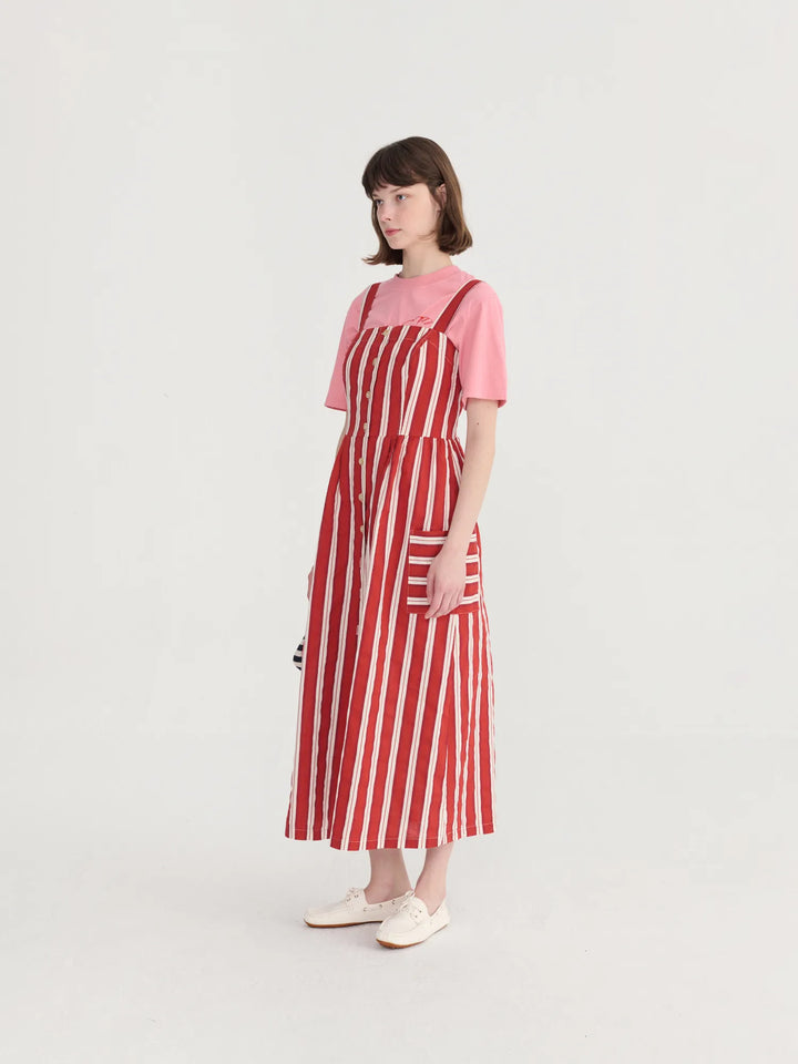 Gestreiftes ausgestelltes Trägerkleid