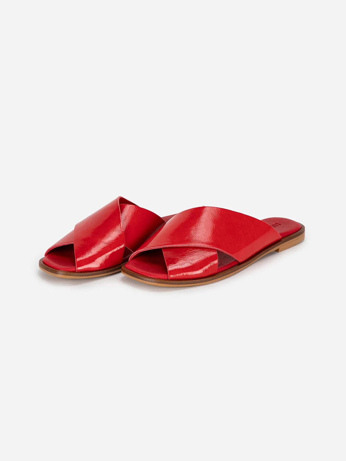 Sandalias cruzadas de charol rojo