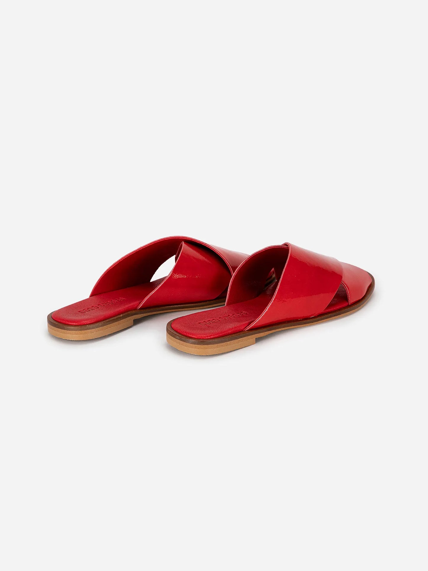Sandalias cruzadas de charol rojo