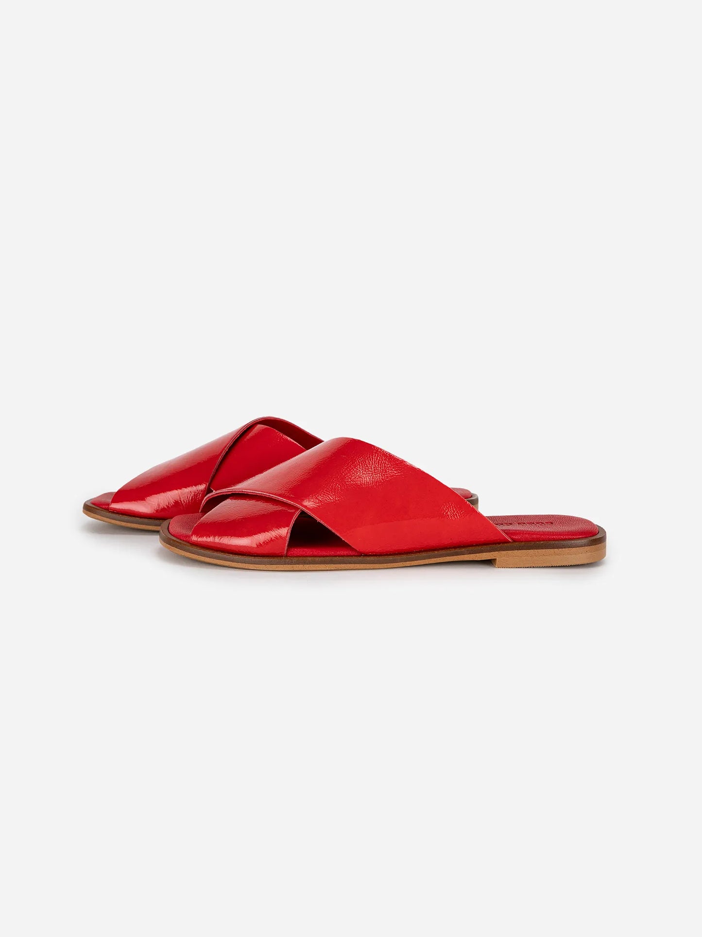 Sandalias cruzadas de charol rojo