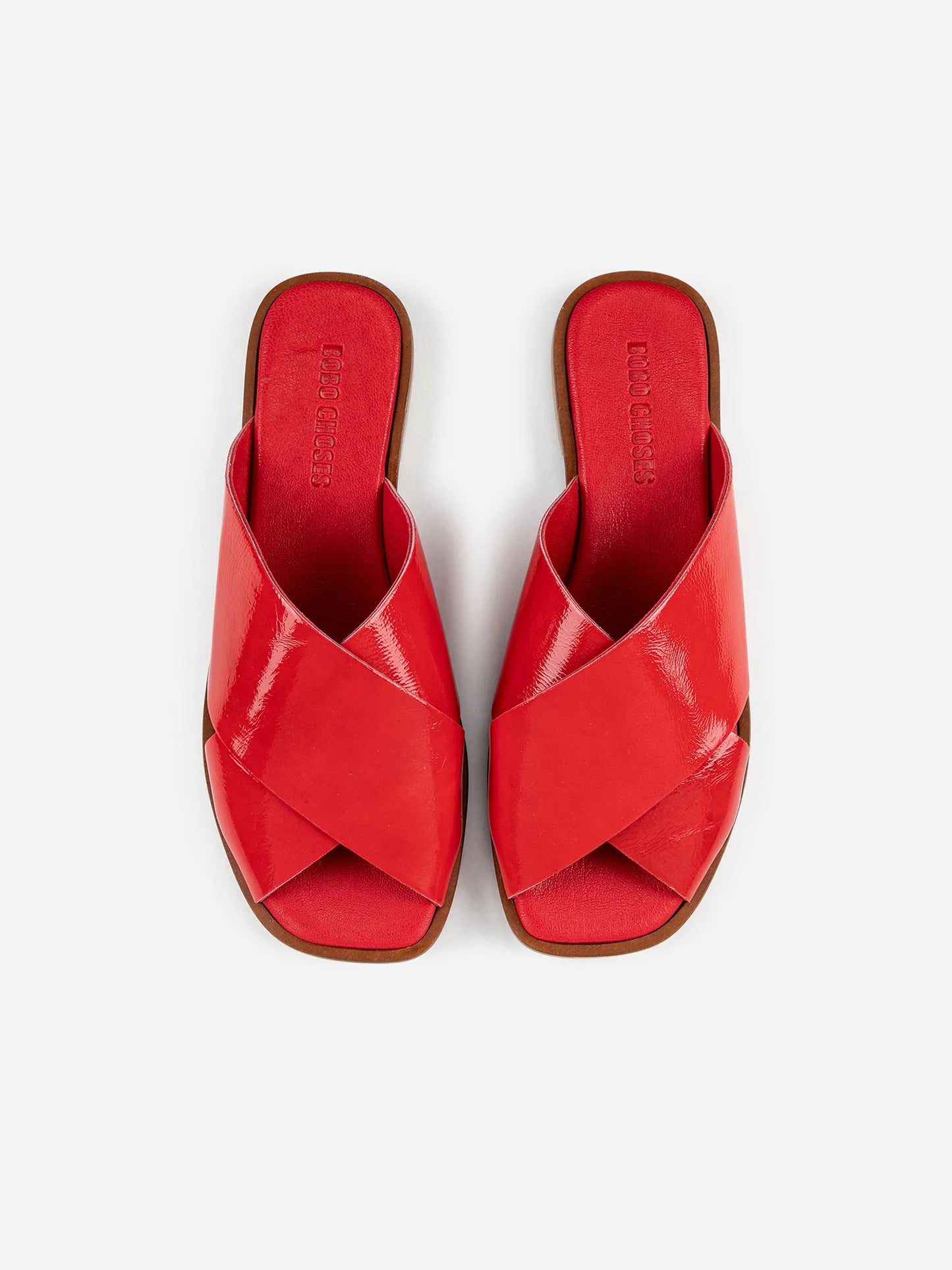 Sandalias cruzadas de charol rojo
