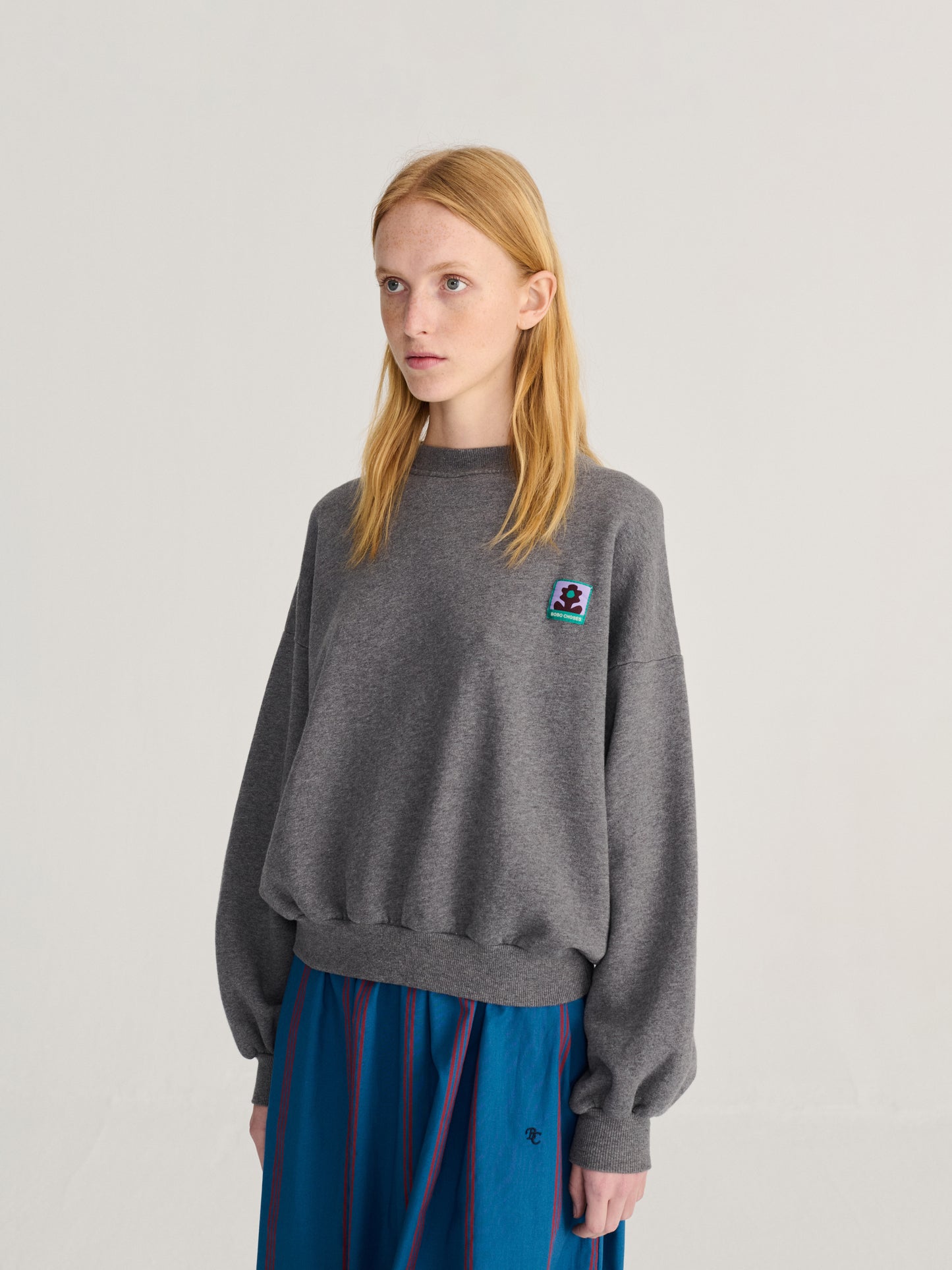 Sudadera de corte holgado lila con etiqueta
