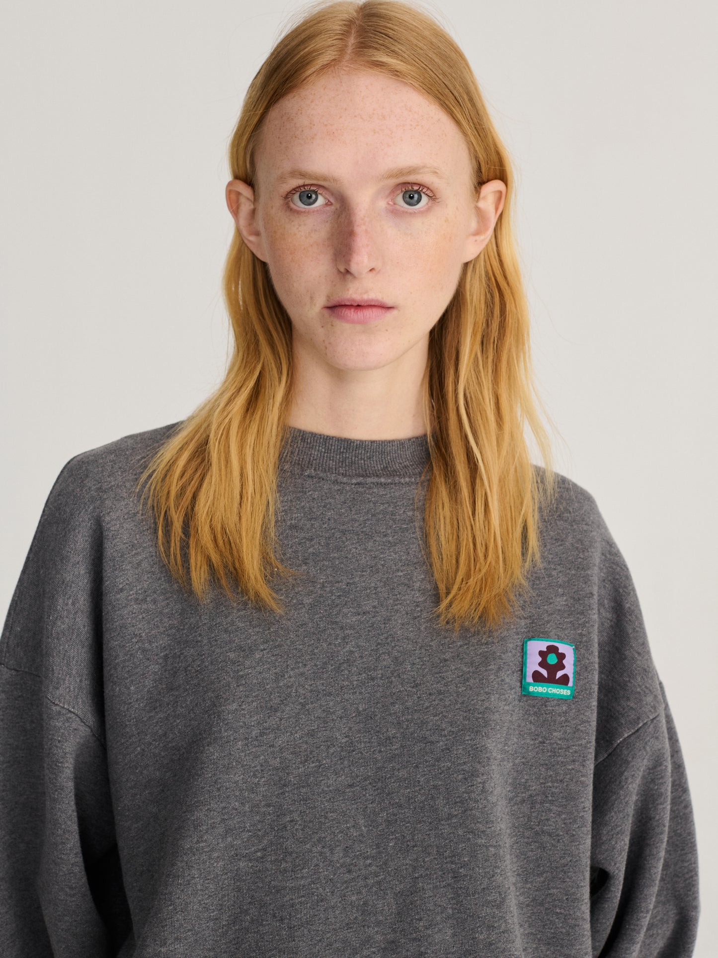 Sudadera de corte holgado lila con etiqueta