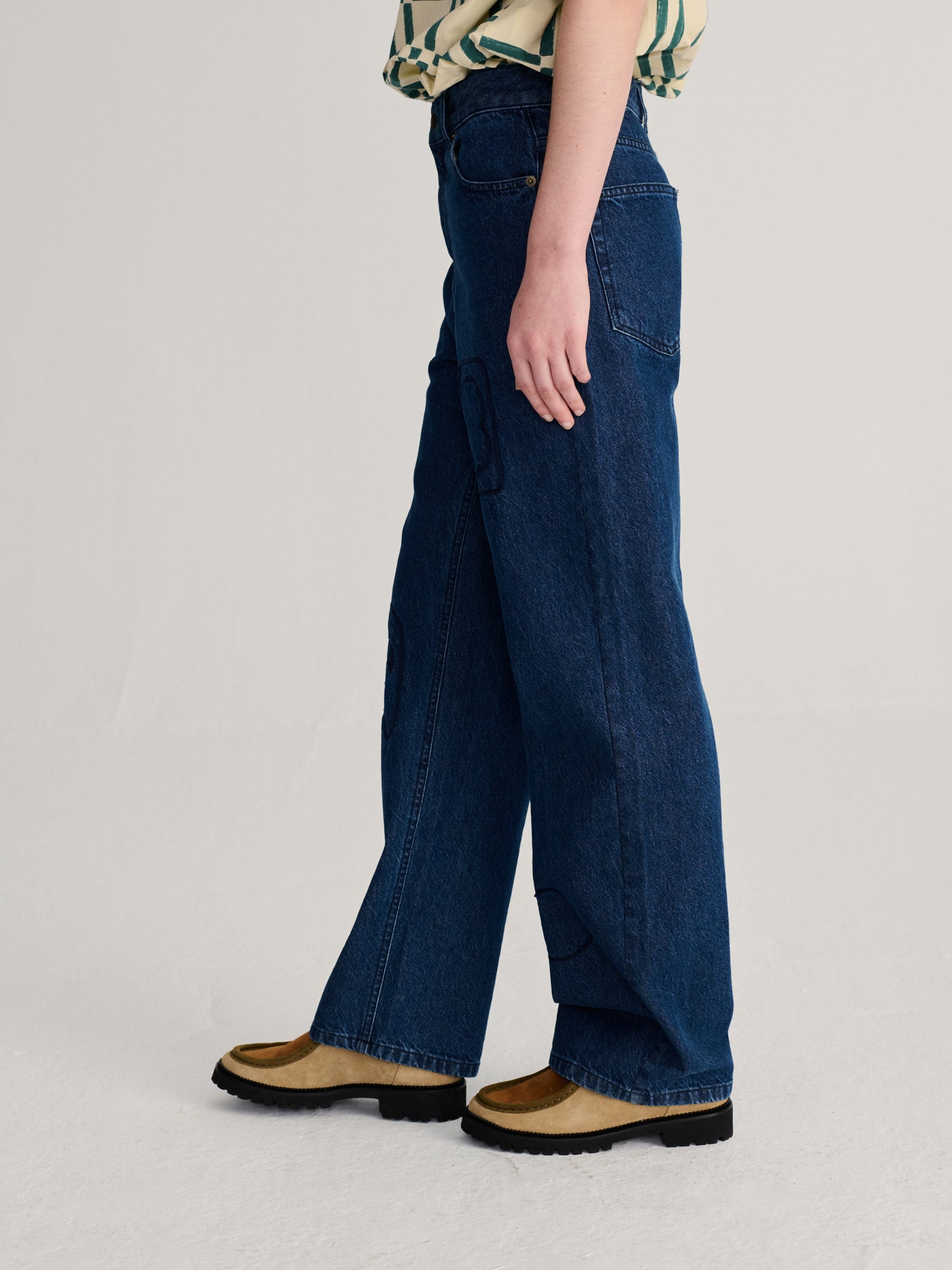 Embroidery washed mid-waist jeans
