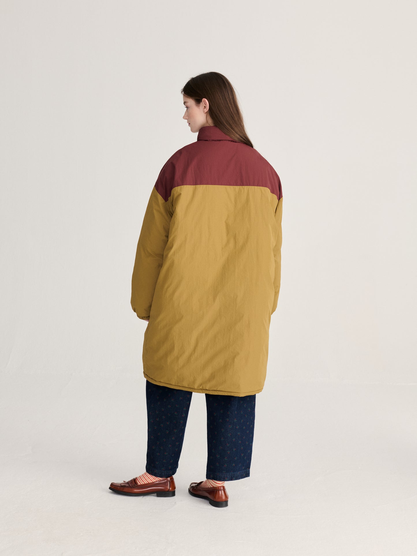 Plumífero largo oversize estilo color block