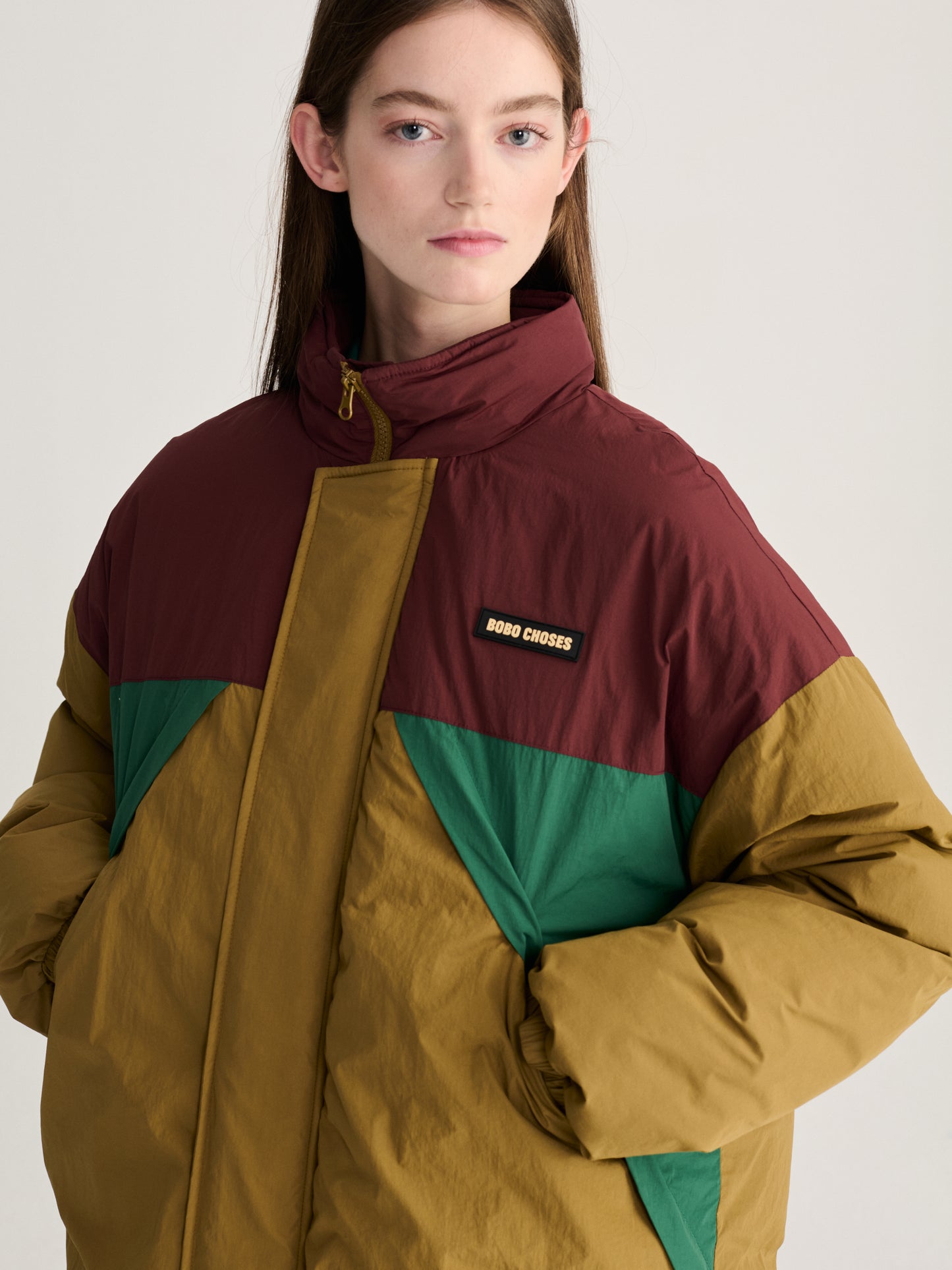 Plumífero largo oversize estilo color block
