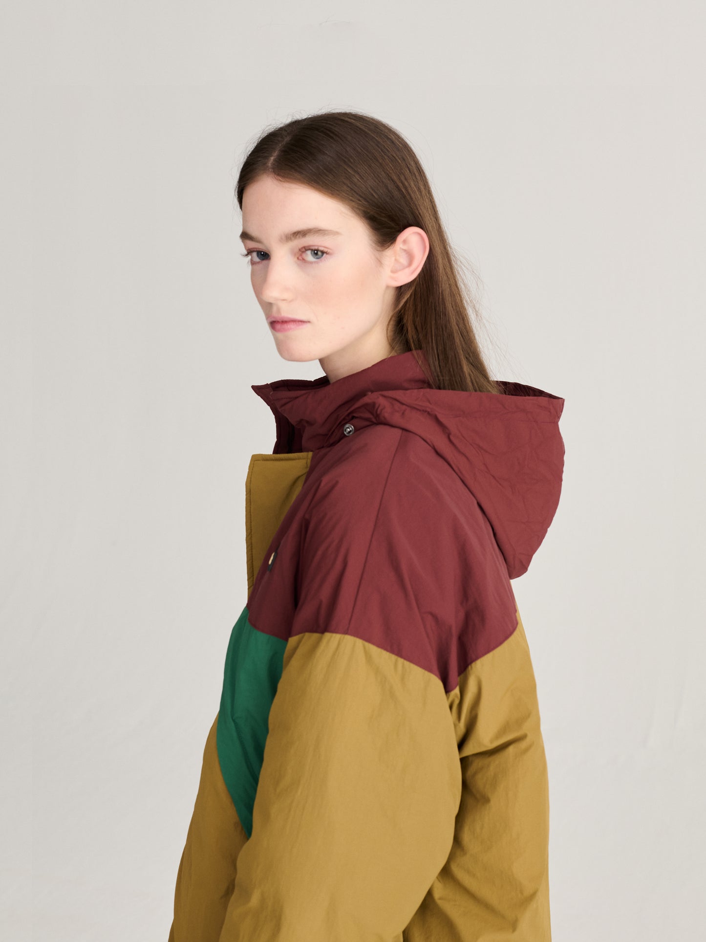 Plumífero largo oversize estilo color block